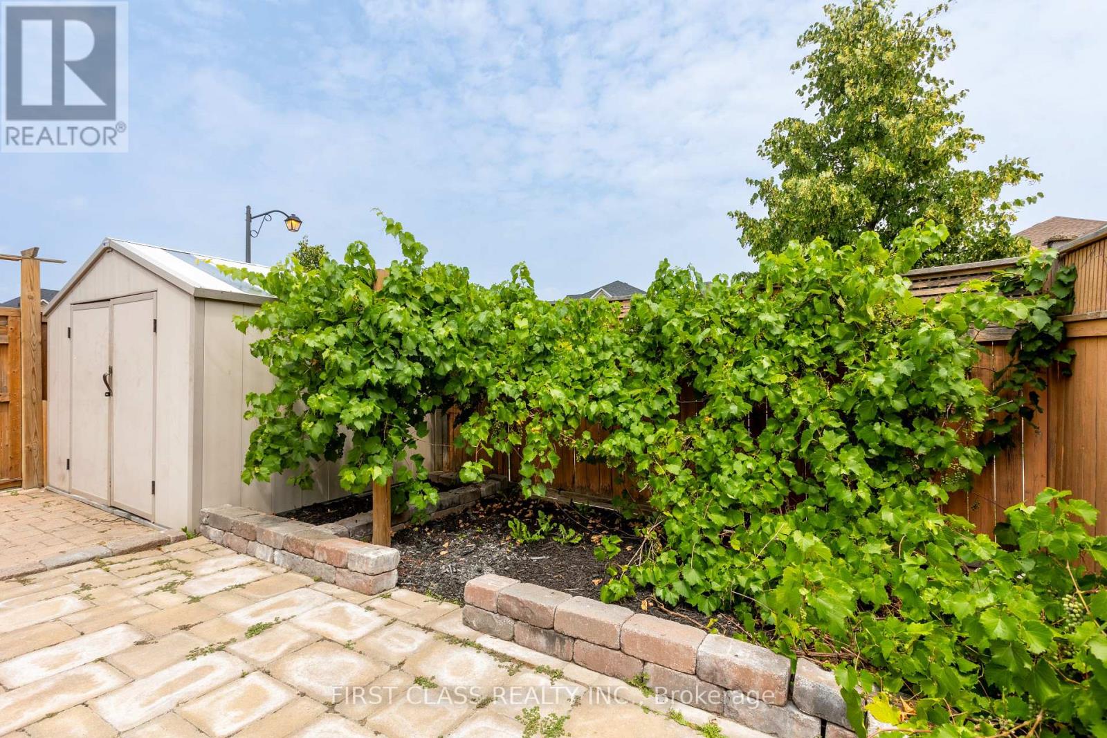 Photo 37 of 802 Yates Drive, Milton ON