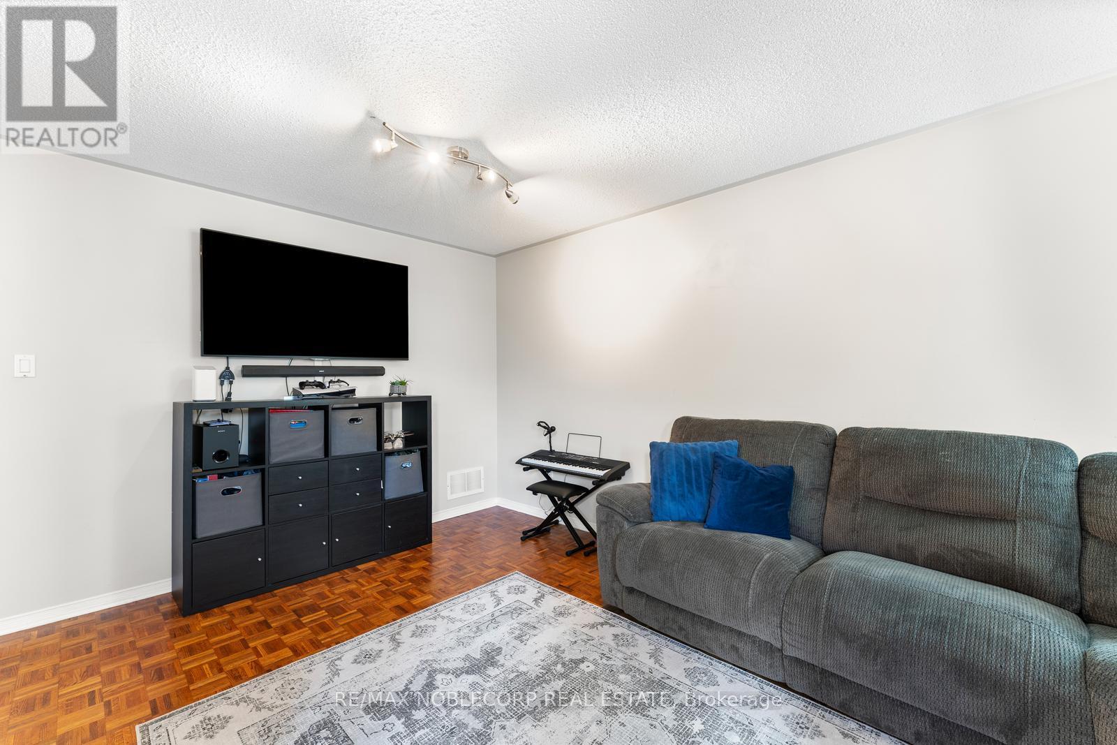 Photo 11 of 44 Hanton Crescent, Caledon ON
