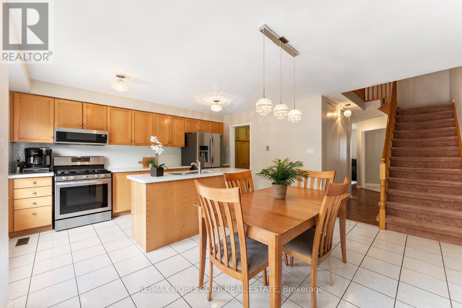 Photo 13 of 44 Hanton Crescent, Caledon ON