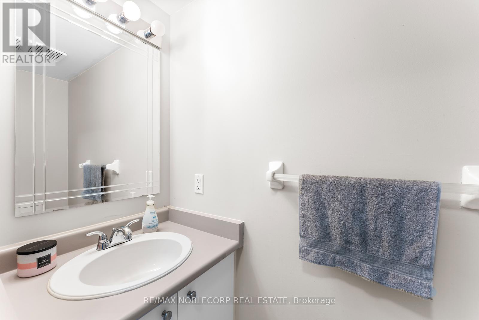 Photo 18 of 44 Hanton Crescent, Caledon ON