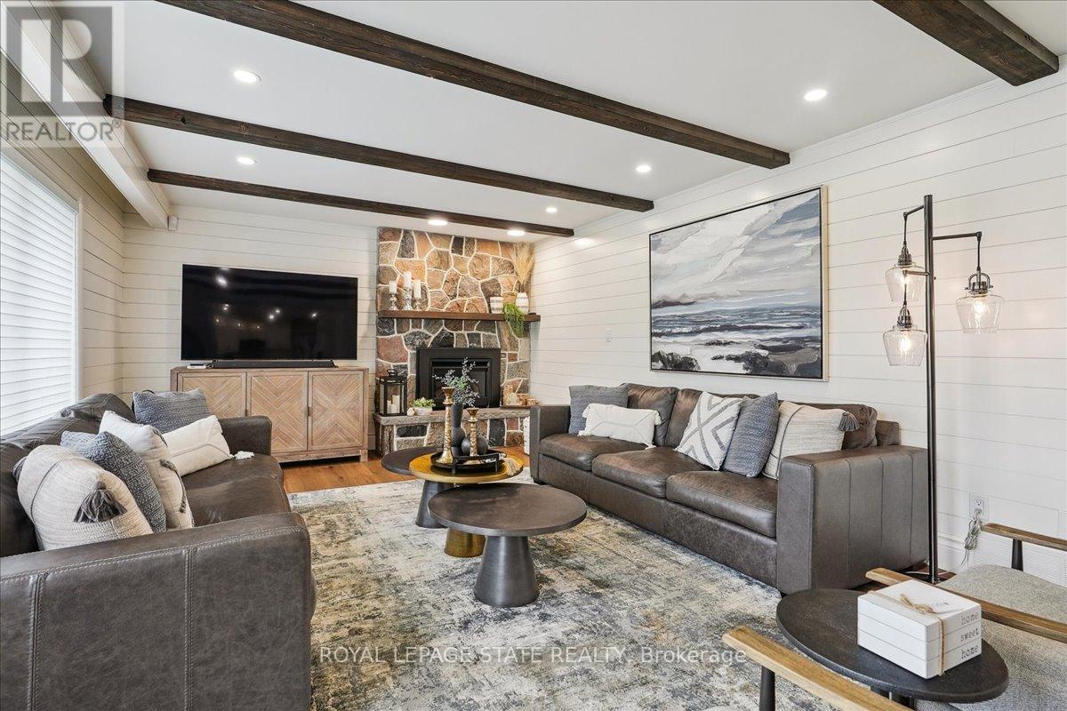Photo 6 of 10 Azalea Court, Hamilton ON