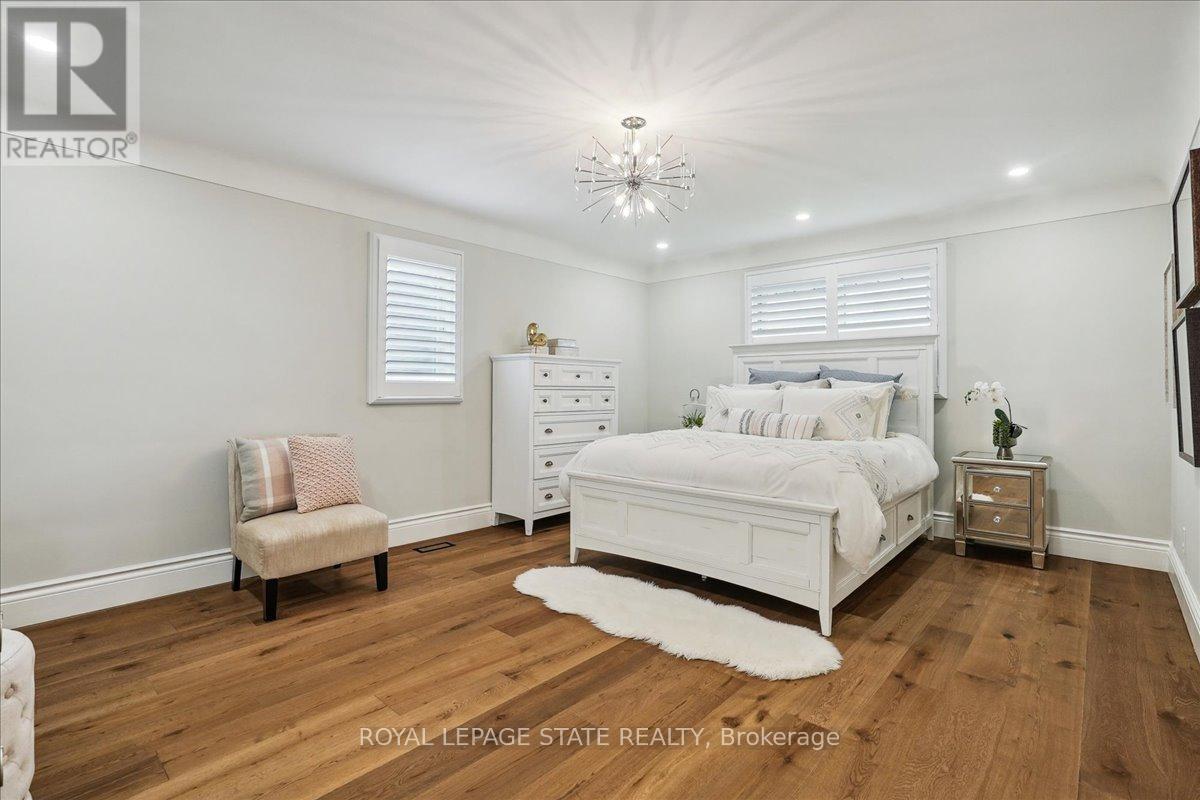 Photo 34 of 10 Azalea Court, Hamilton ON