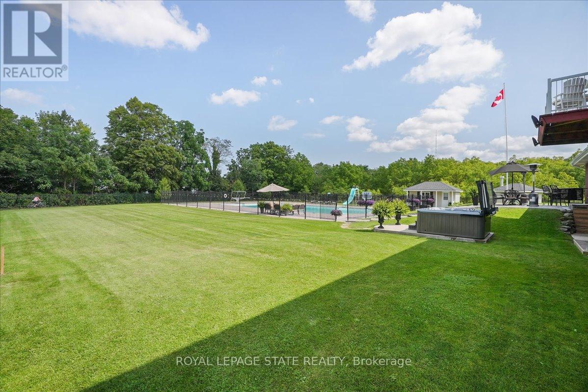 Photo 40 of 10 Azalea Court, Hamilton ON