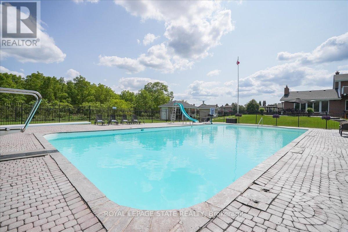 Photo 9 of 10 Azalea Court, Hamilton ON