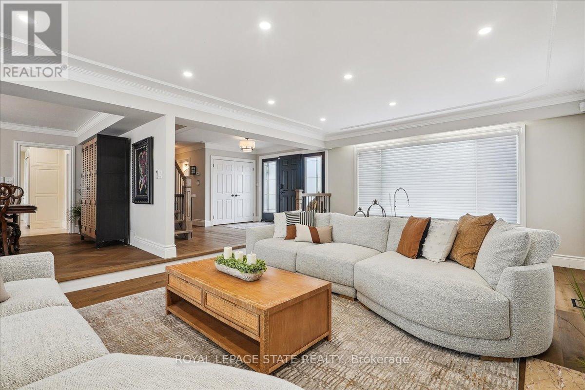Photo 43 of 10 Azalea Court, Hamilton ON