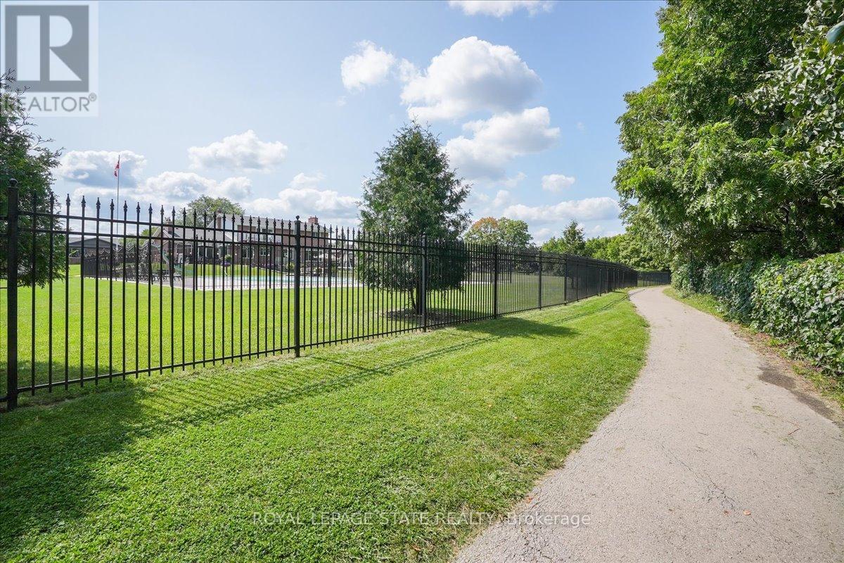 Photo 27 of 10 Azalea Court, Hamilton ON