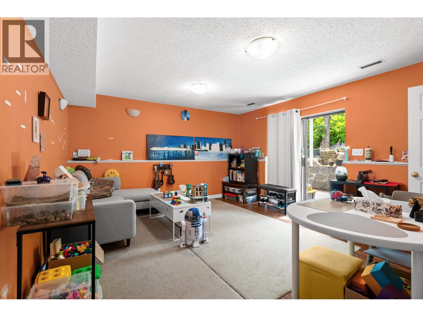 Photo 5 of 5540 Laurel Street, Burnaby BC