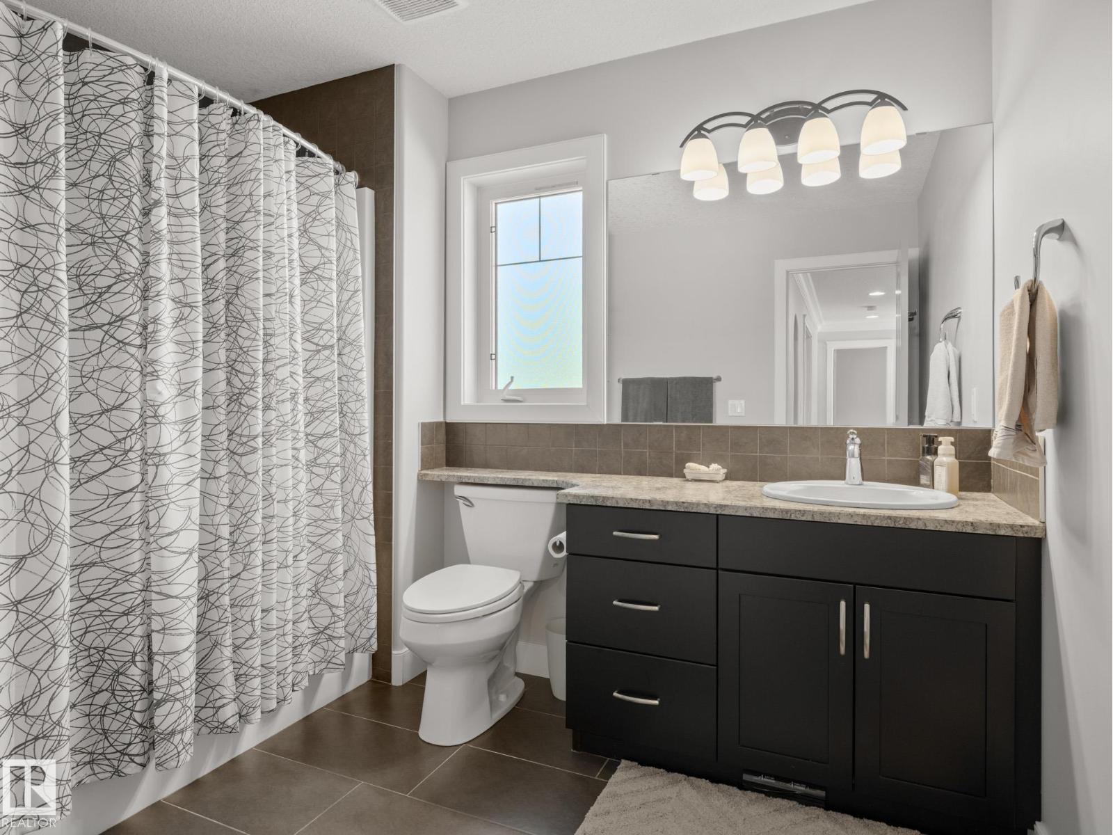 Photo 3 of 8816 208 St Nw, Edmonton AB