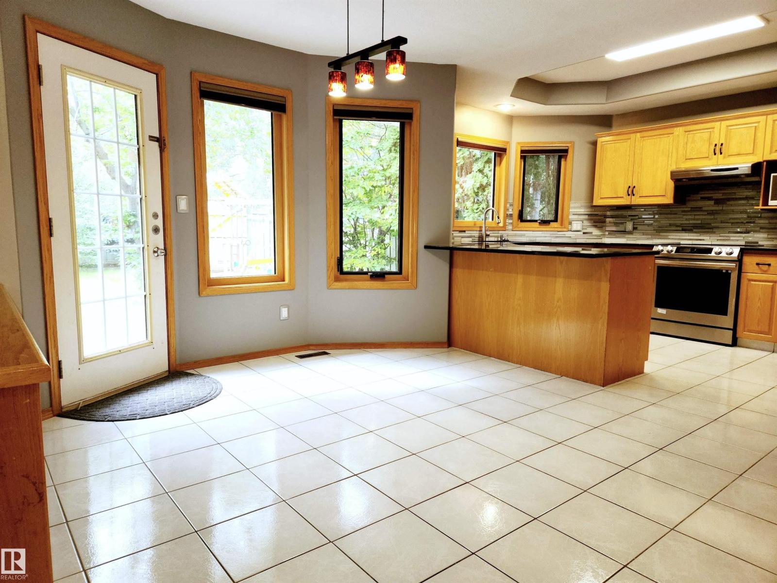 Photo 12 of 1509 Wellwood Wy Nw, Edmonton AB