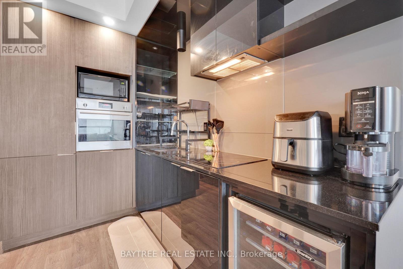 Photo 8 of 2610 70 Temperance Street, Toronto ON
