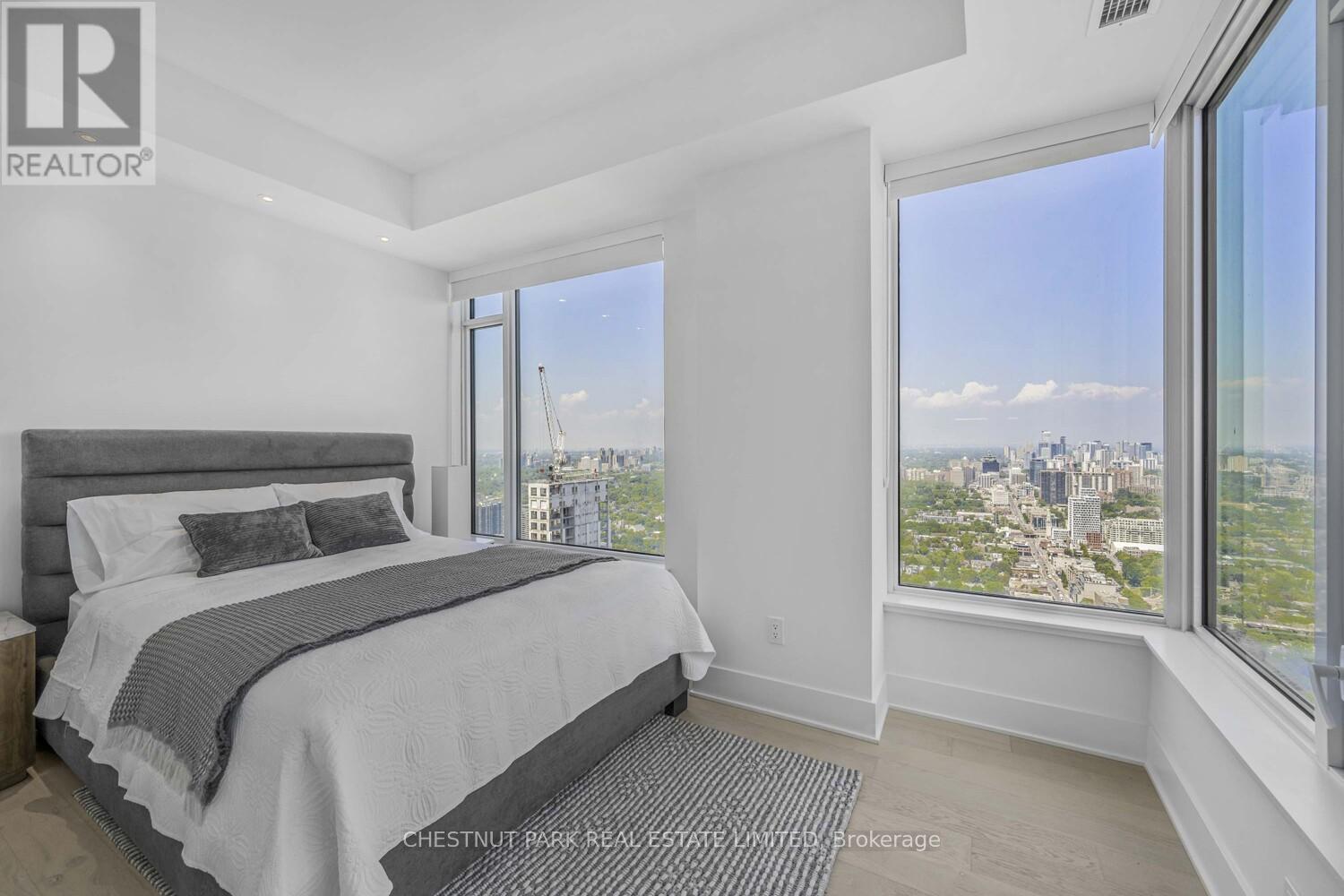 Photo 14 of 4904 11 Yorkville Avenue, Toronto ON