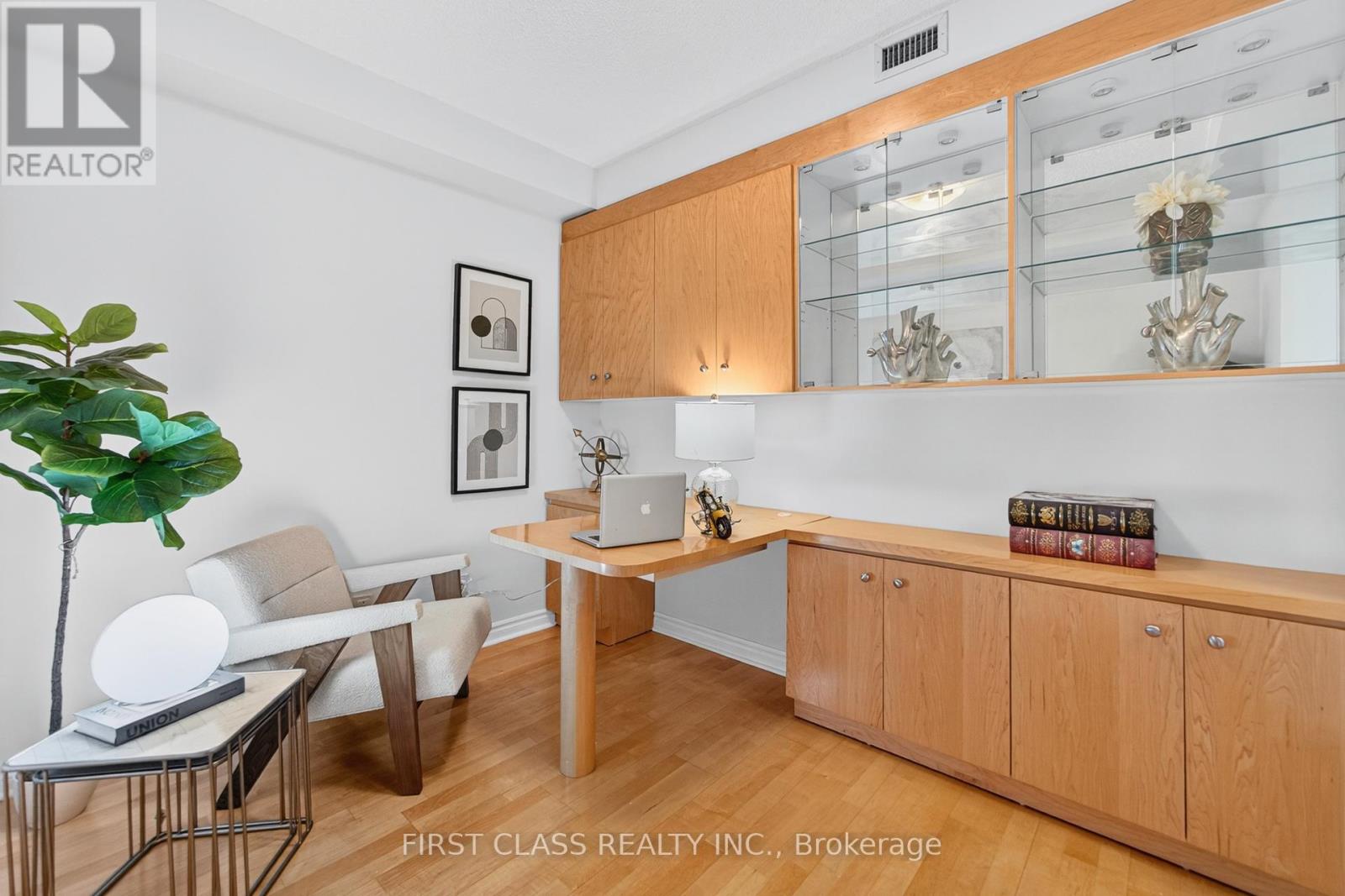 Photo 4 of 711 18 William Carson Crescent, Toronto ON