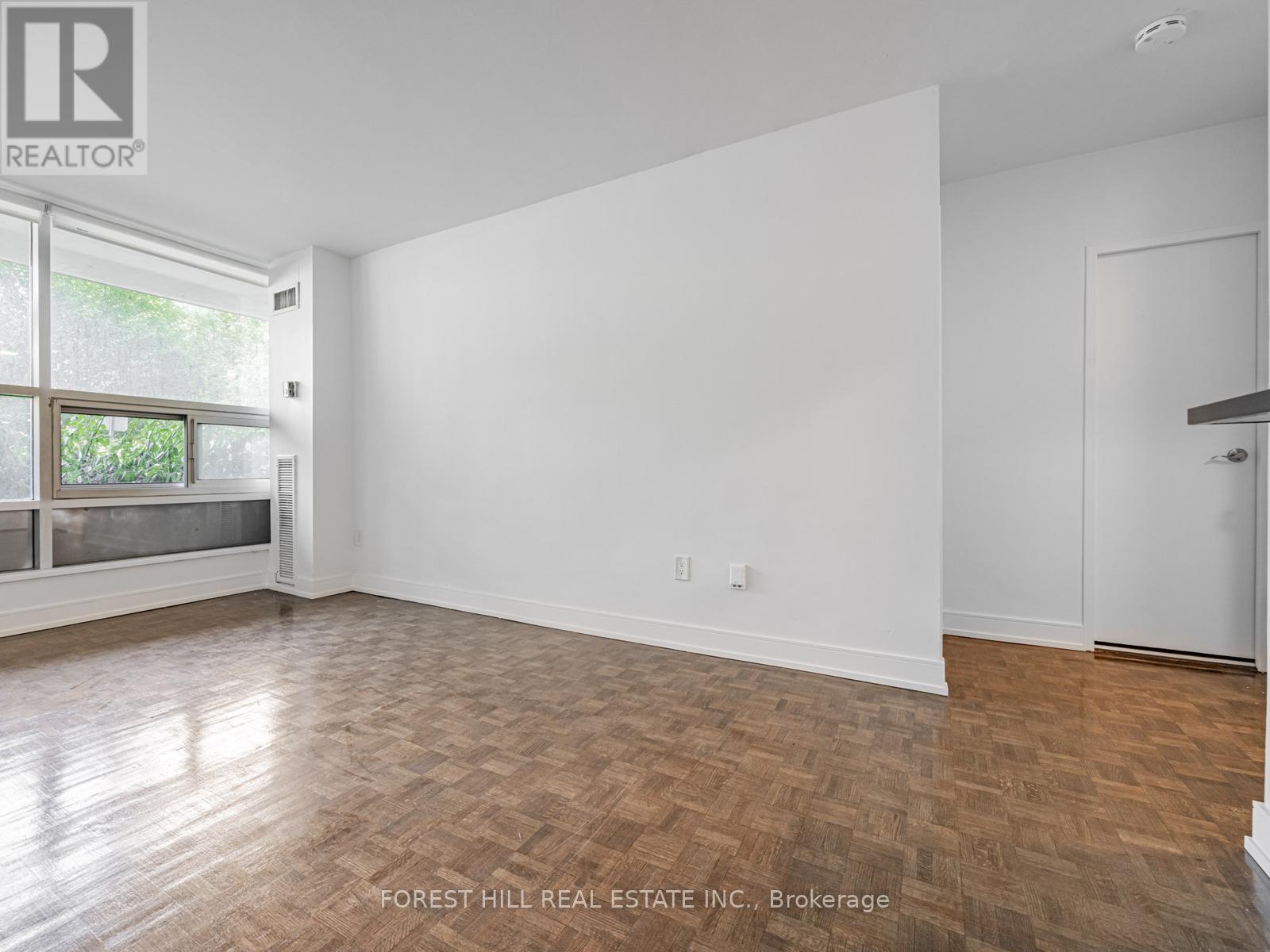 Photo 4 of 104 7 Jackes Avenue, Toronto ON