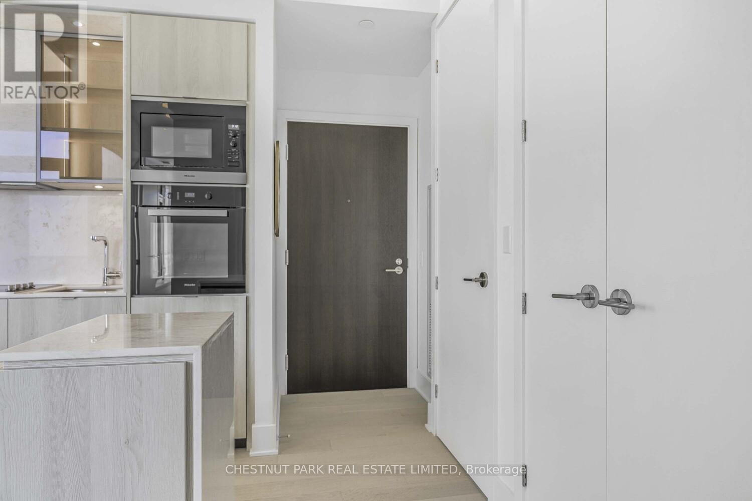 Photo 16 of 4904 11 Yorkville Avenue, Toronto ON