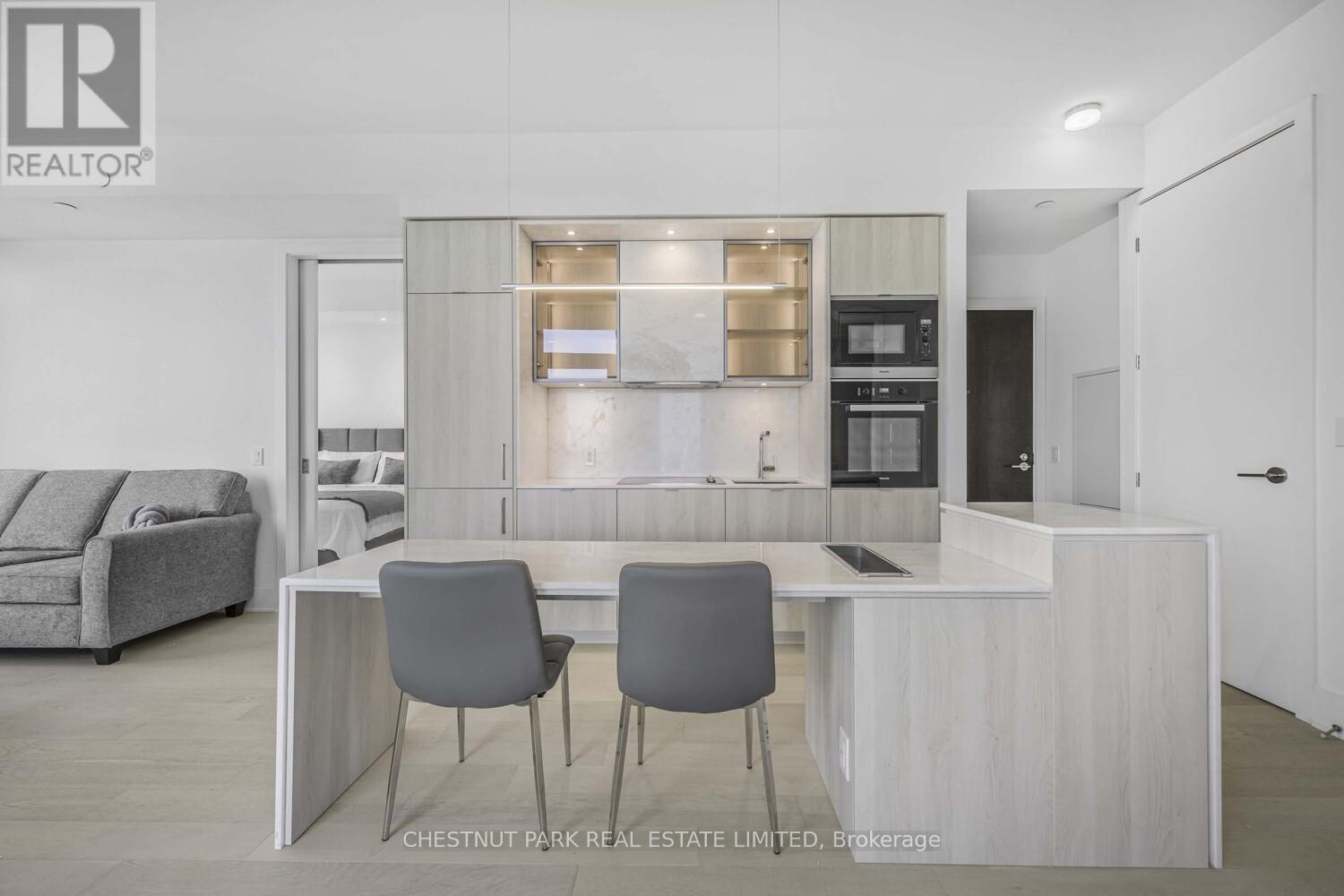 Photo 11 of 4904 11 Yorkville Avenue, Toronto ON
