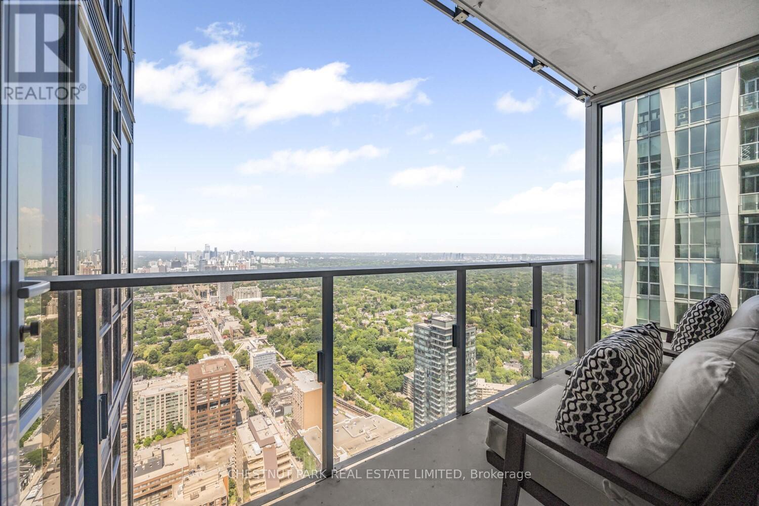 Photo 4 of 4904 11 Yorkville Avenue, Toronto ON