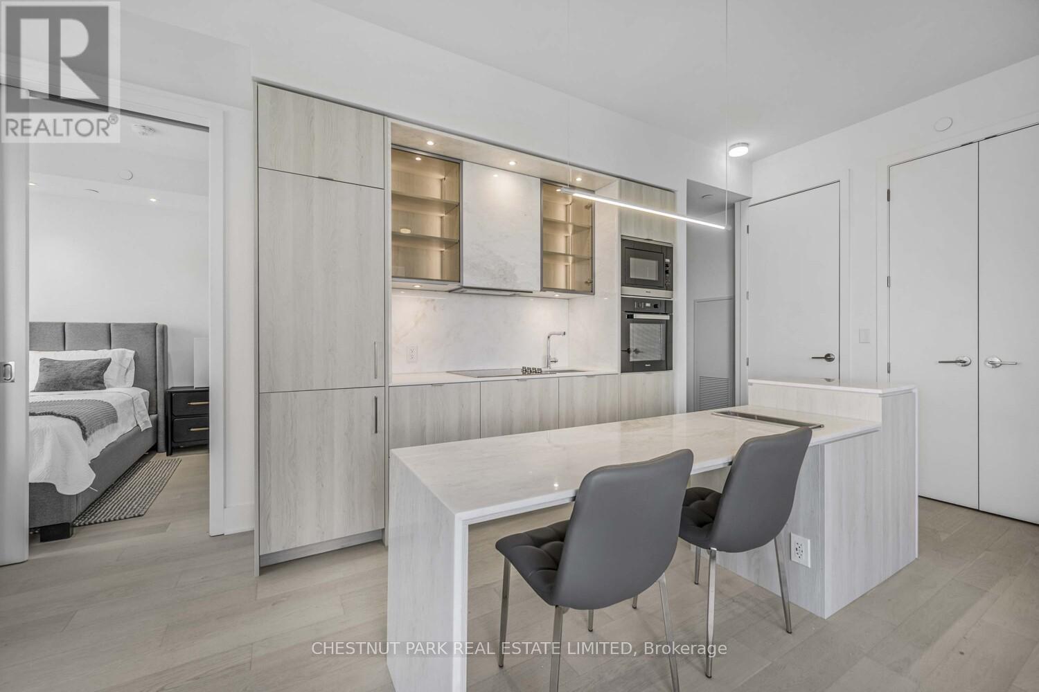 Photo 5 of 4904 11 Yorkville Avenue, Toronto ON