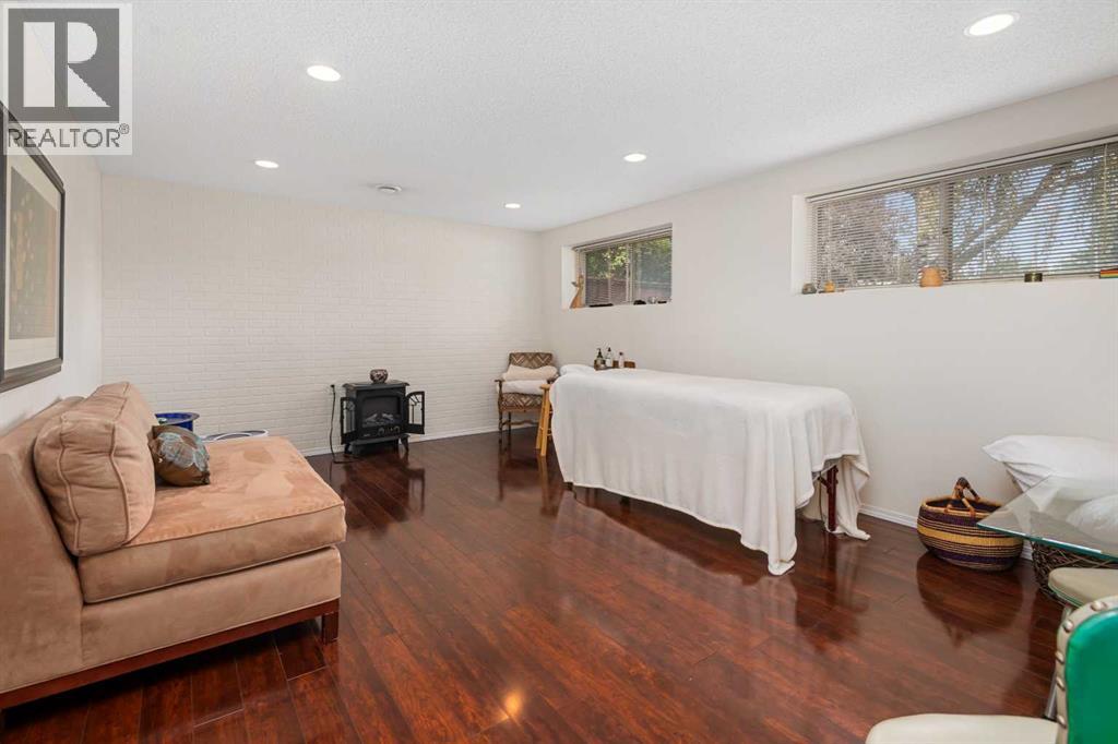 Single Family House Bi-level for Sale in  Mayland Drive NE Mayland Heights Calgary 