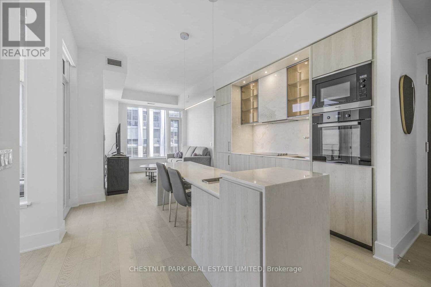 Photo 6 of 4904 11 Yorkville Avenue, Toronto ON