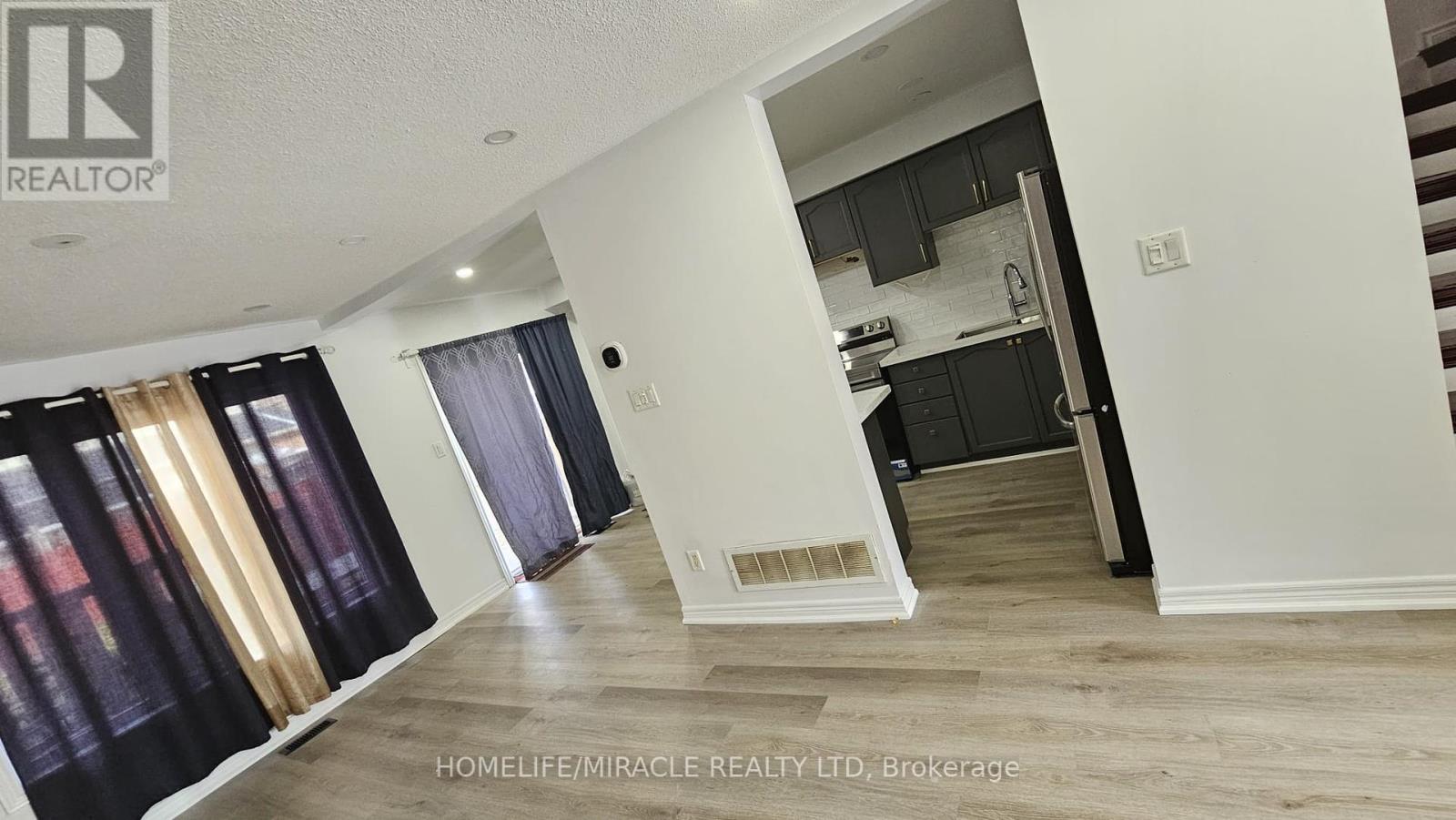 Photo 3 of 13 Prince Crescent, Brampton ON