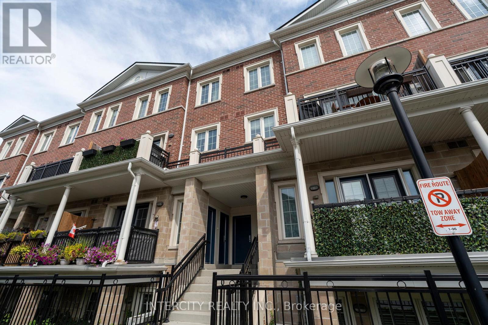 Photo 1 of E 16 26 Bruce Street, Vaughan ON