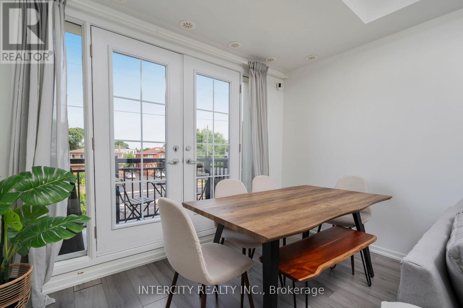 Photo 11 of E 16 26 Bruce Street, Vaughan ON