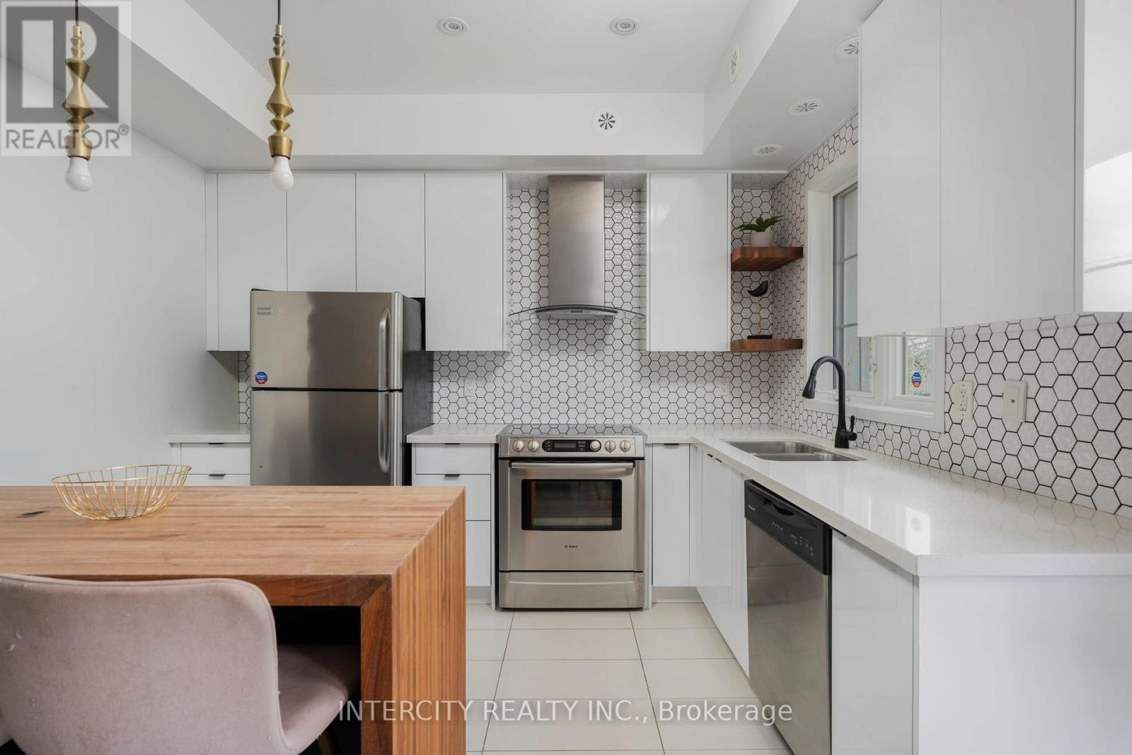 Photo 16 of E 16 26 Bruce Street, Vaughan ON