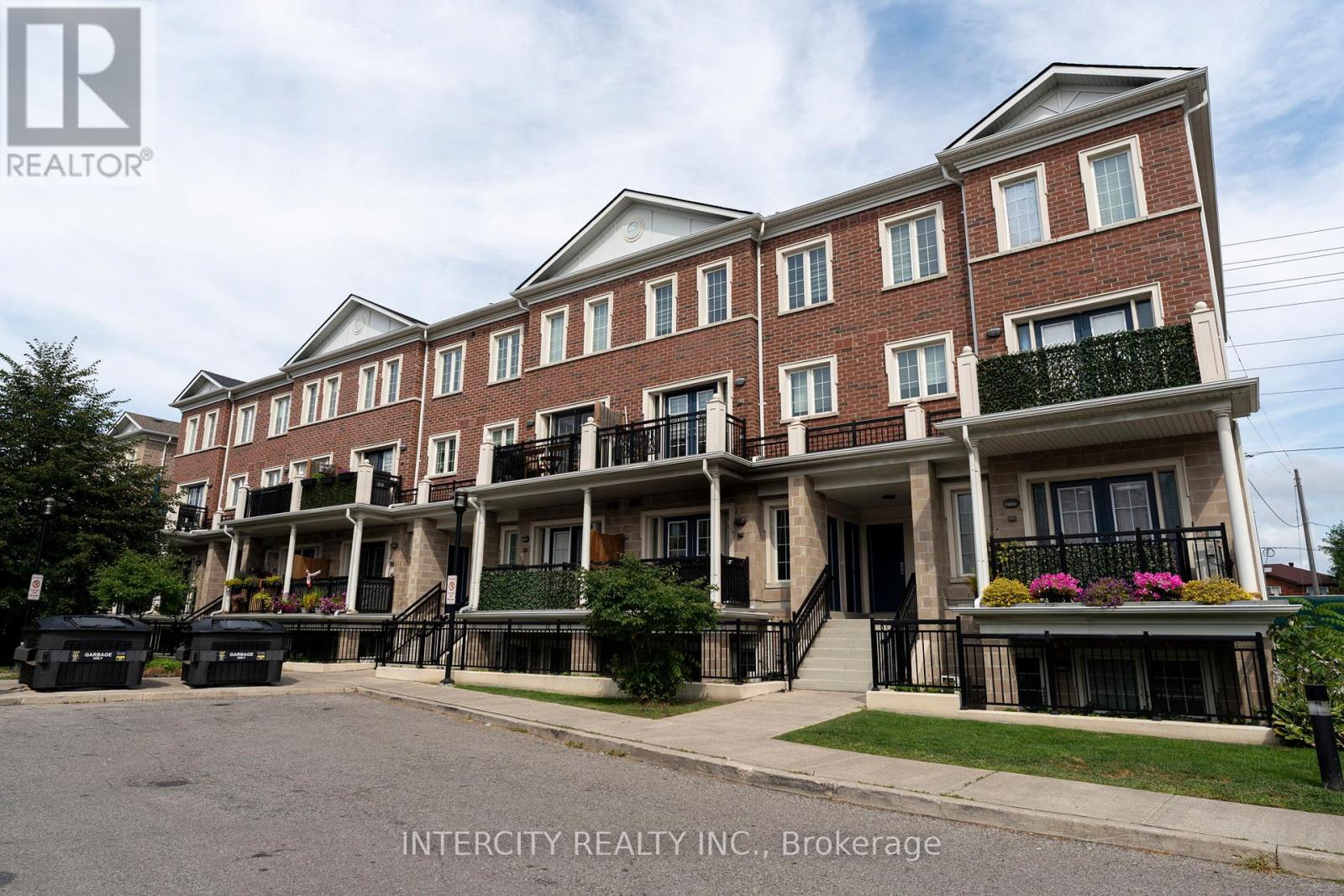 Photo 2 of E 16 26 Bruce Street, Vaughan ON