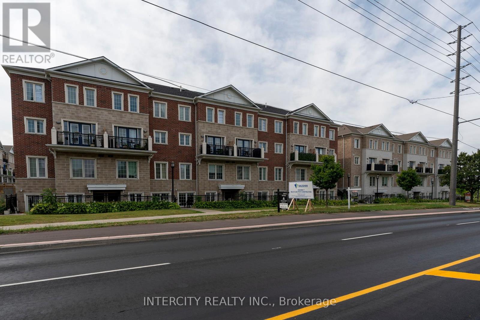 Photo 4 of E 16 26 Bruce Street, Vaughan ON