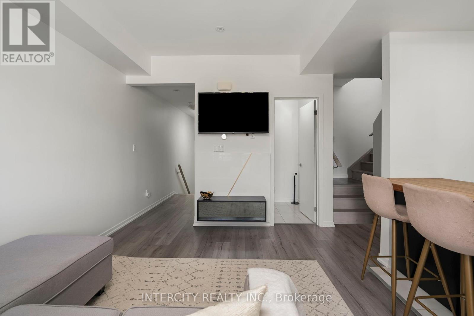 Photo 7 of E 16 26 Bruce Street, Vaughan ON
