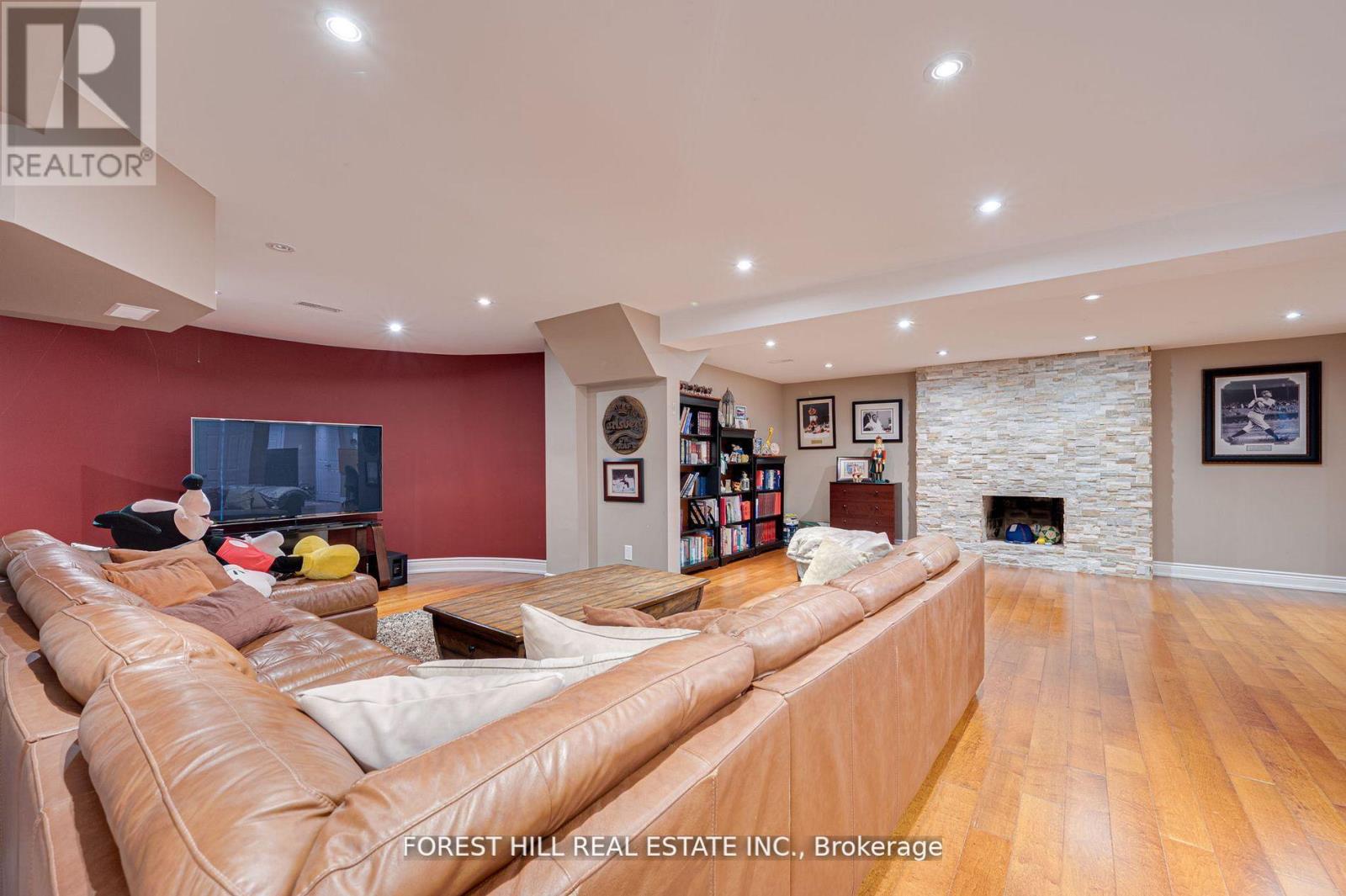Photo 12 of 14 Willet Crescent, Richmond Hill ON