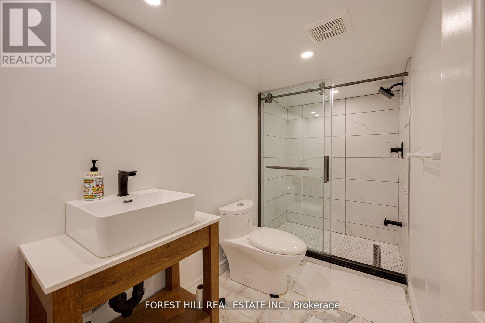 Photo 8 of 14 Willet Crescent, Richmond Hill ON