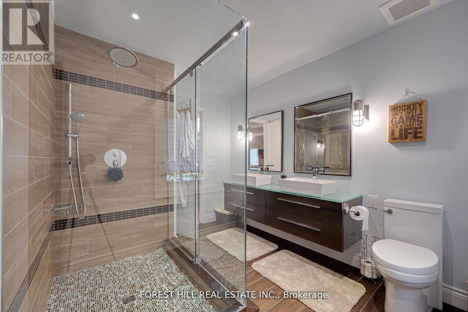 Photo 5 of 14 Willet Crescent, Richmond Hill ON