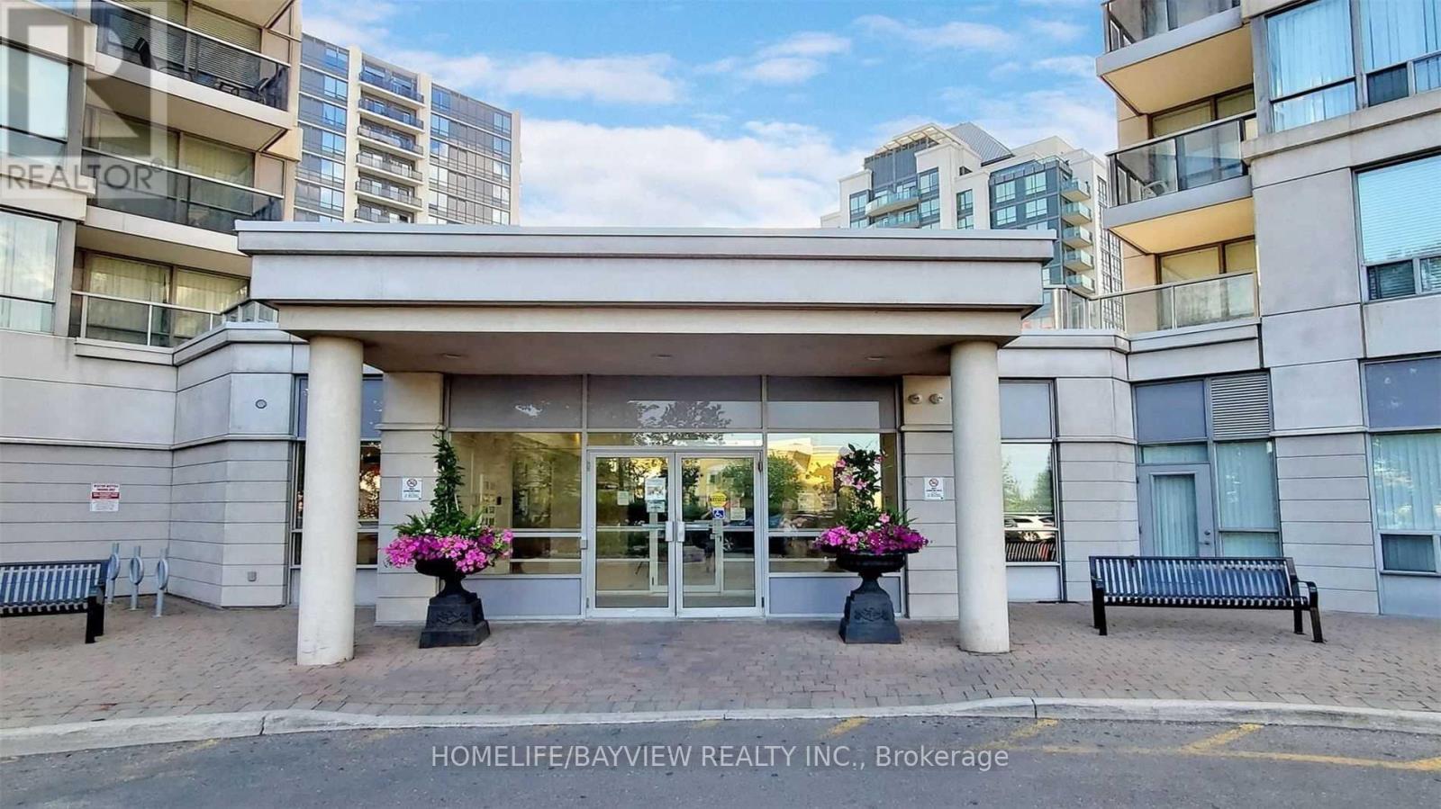 Photo 2 of 906 50 Disera Drive, Vaughan ON