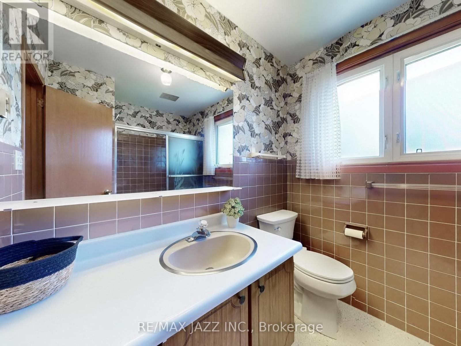Photo 10 of 341 Elizabeth Street, Oshawa ON
