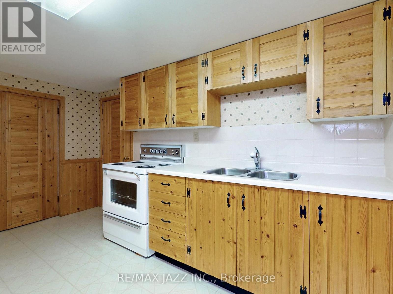 Photo 5 of 341 Elizabeth Street, Oshawa ON