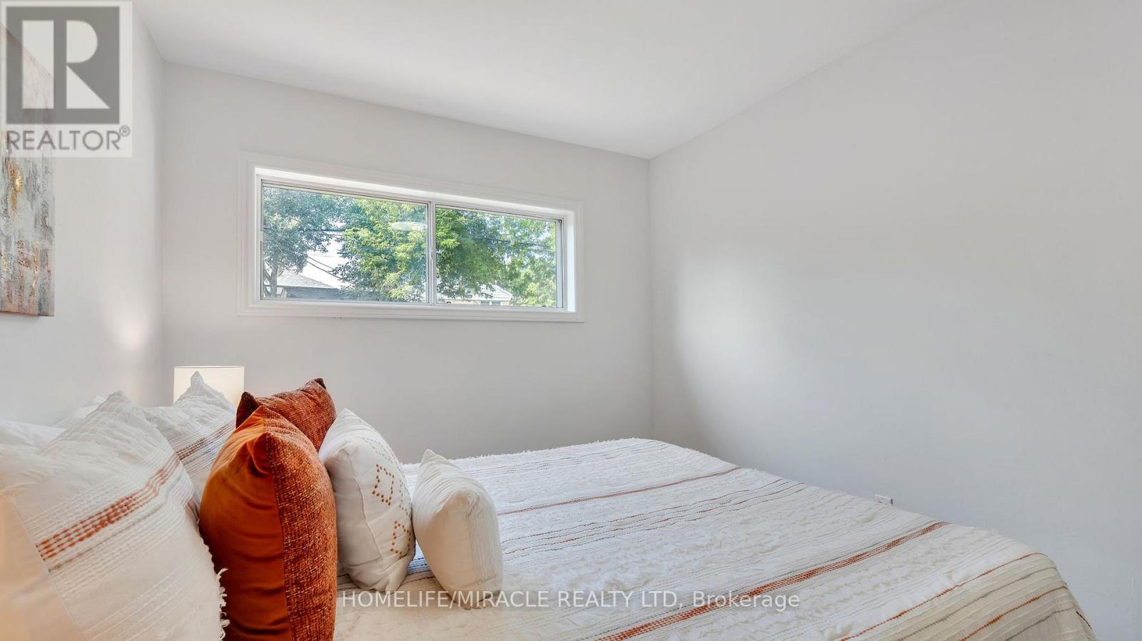 Photo 26 of 8 Hollyhedge Drive, Toronto ON