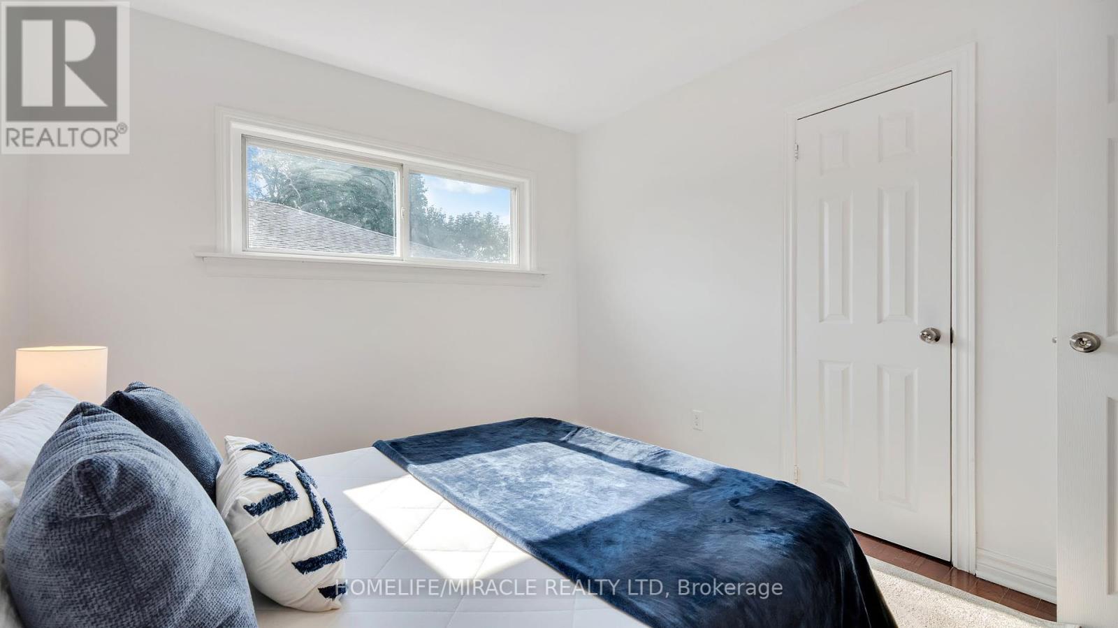 Photo 39 of 8 Hollyhedge Drive, Toronto ON
