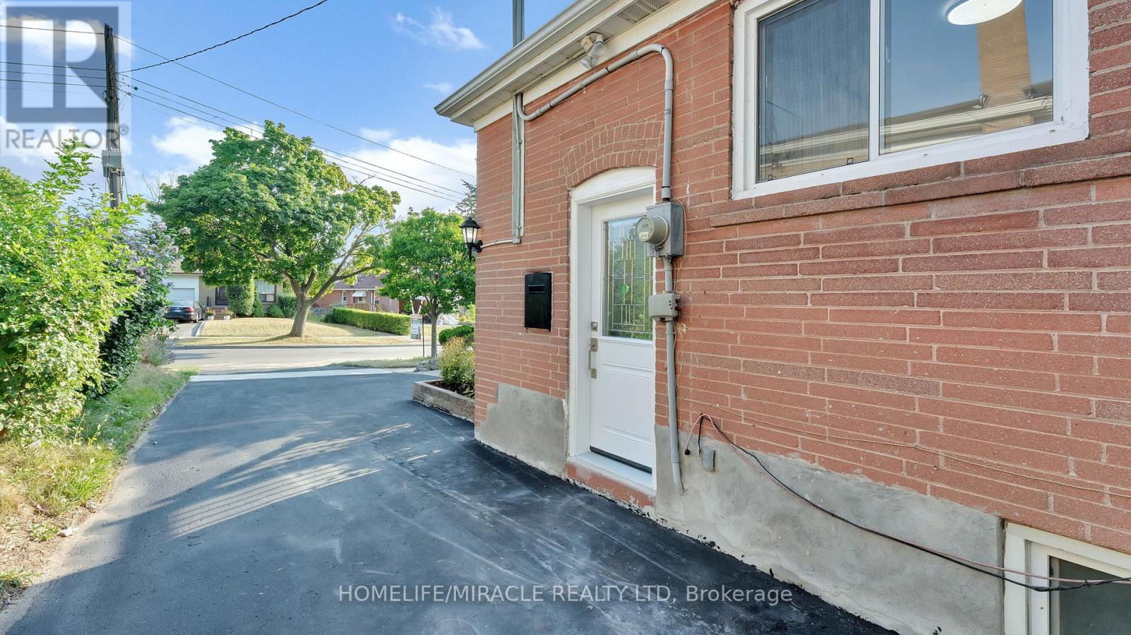 Photo 33 of 8 Hollyhedge Drive, Toronto ON