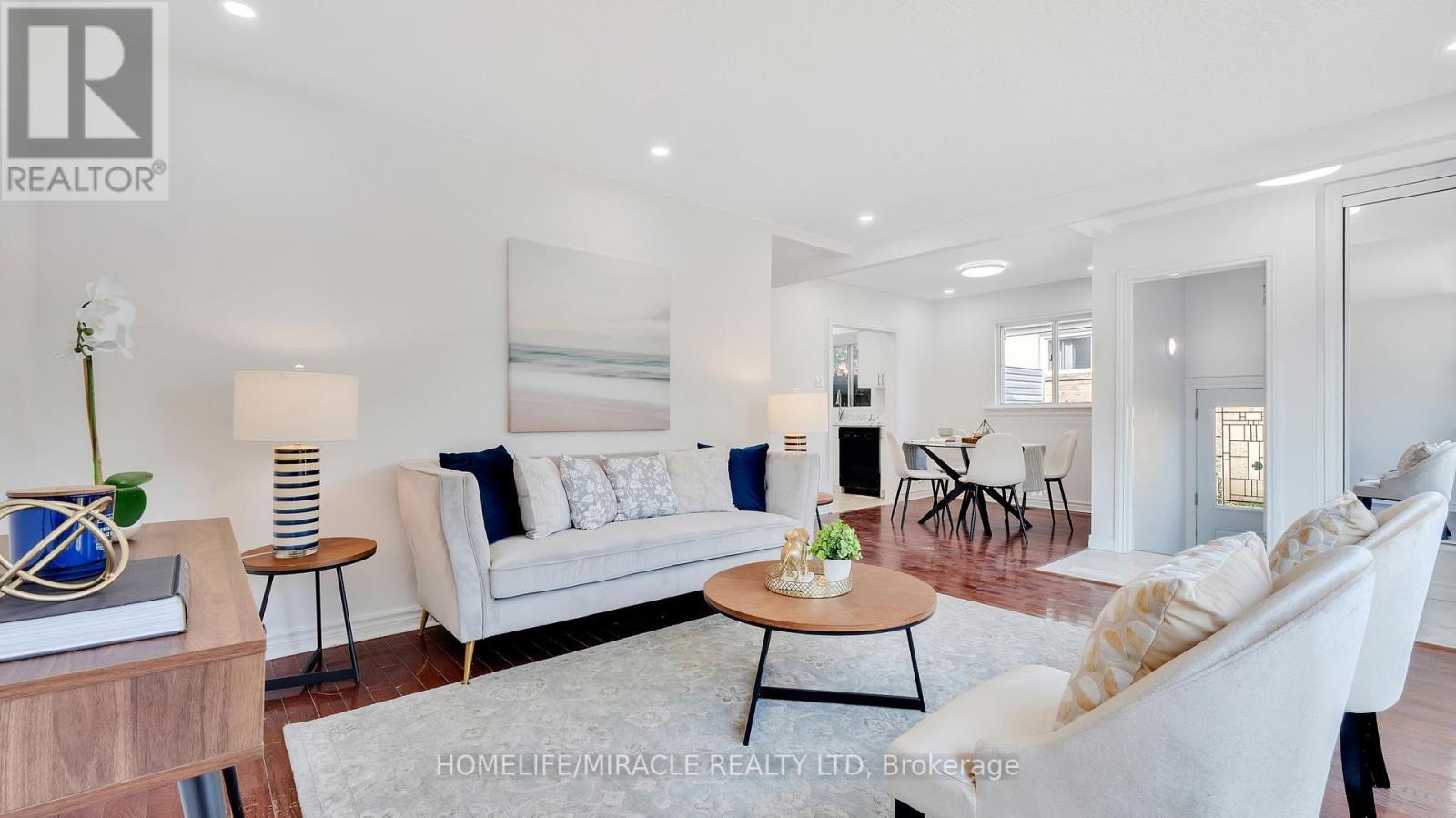 Photo 37 of 8 Hollyhedge Drive, Toronto ON