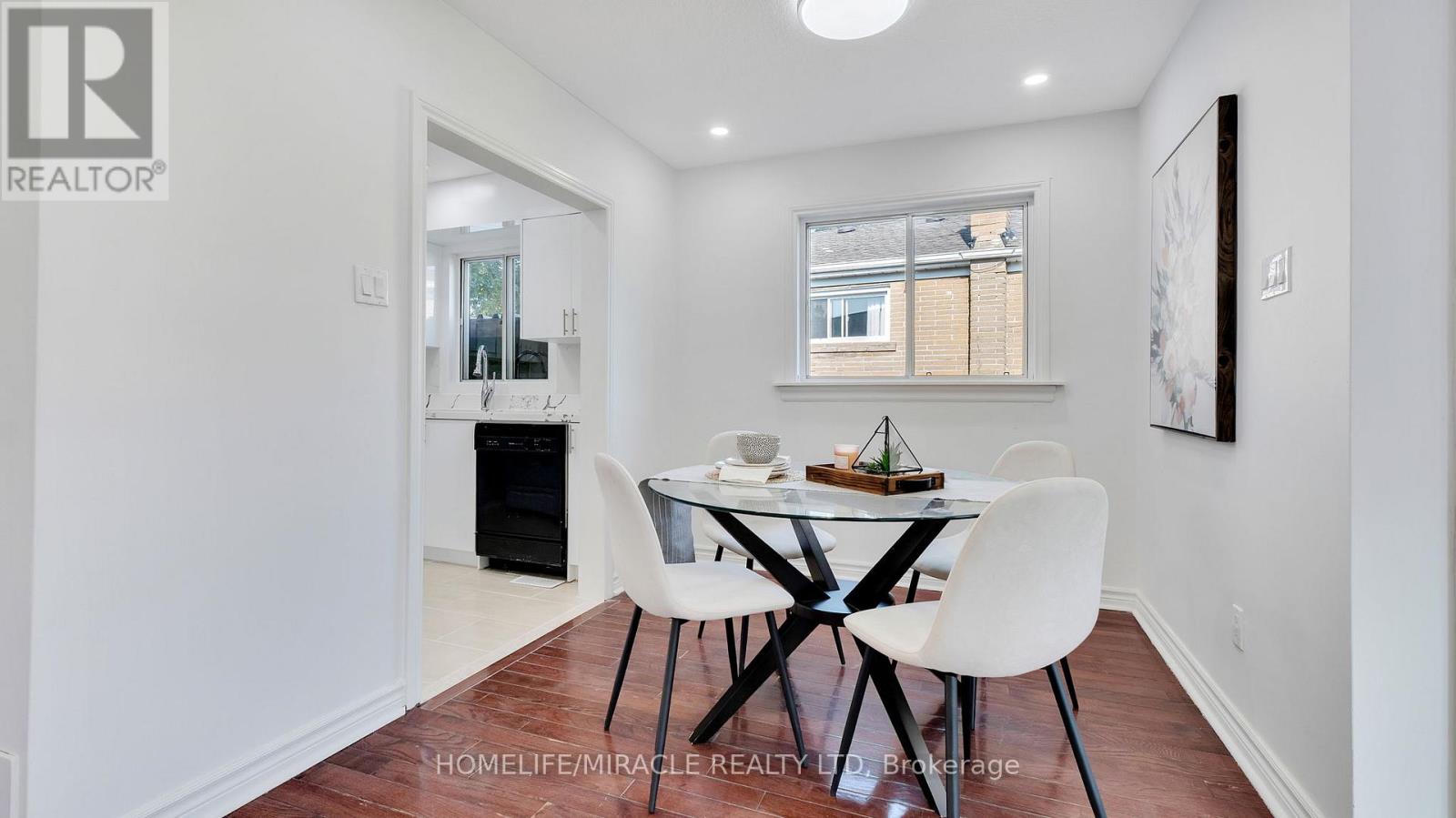 Photo 25 of 8 Hollyhedge Drive, Toronto ON