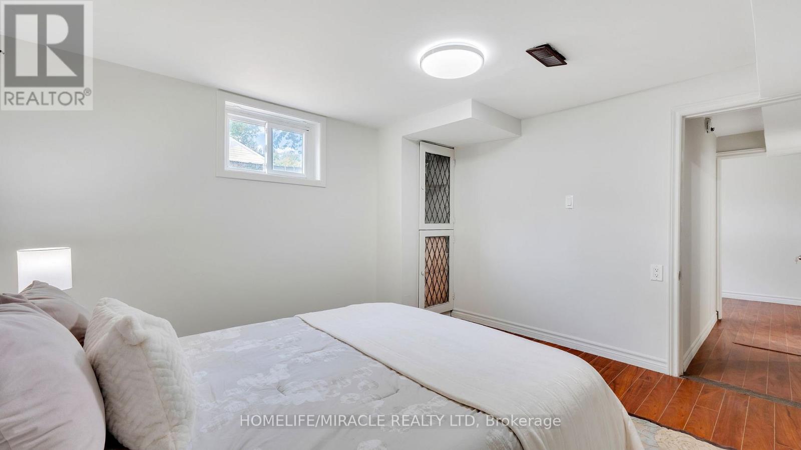 Photo 35 of 8 Hollyhedge Drive, Toronto ON