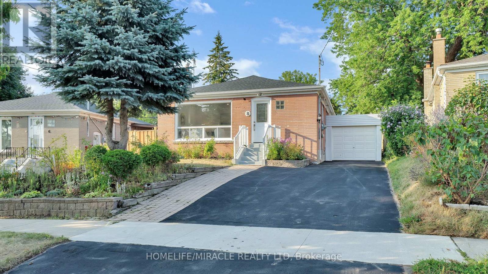 Photo 13 of 8 Hollyhedge Drive, Toronto ON