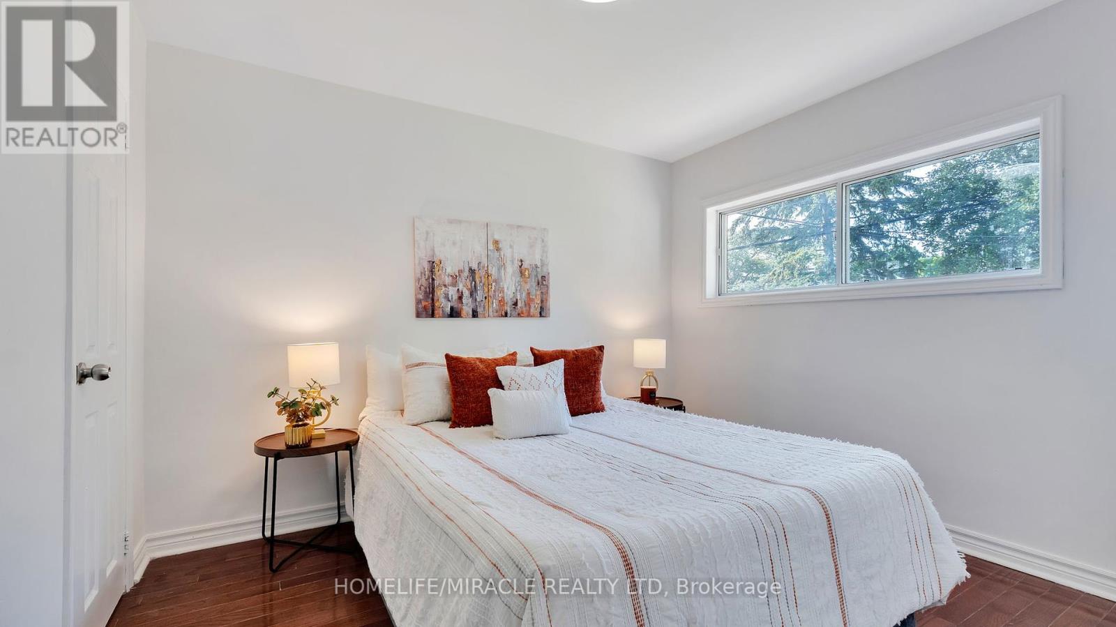 Photo 28 of 8 Hollyhedge Drive, Toronto ON