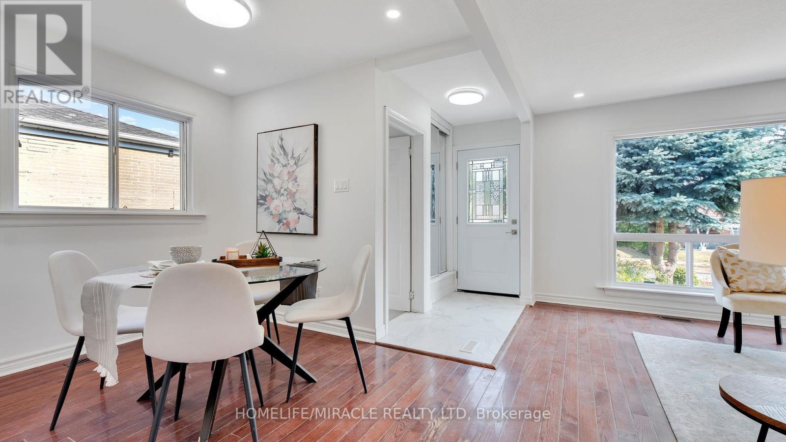 Photo 5 of 8 Hollyhedge Drive, Toronto ON