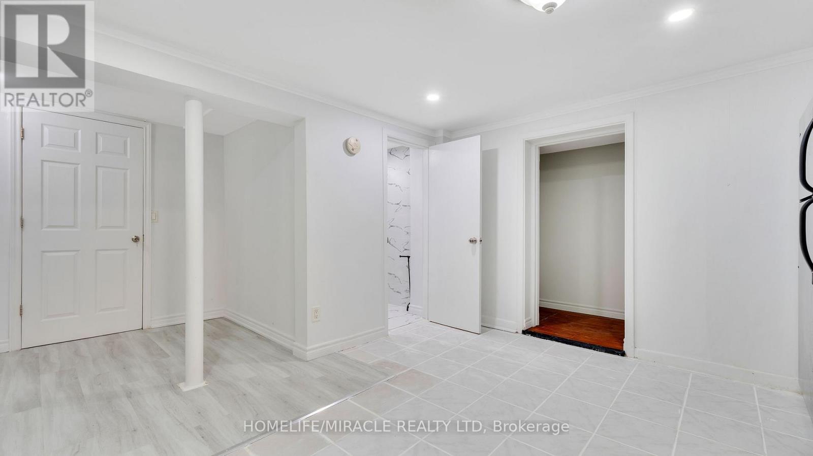 Photo 6 of 8 Hollyhedge Drive, Toronto ON