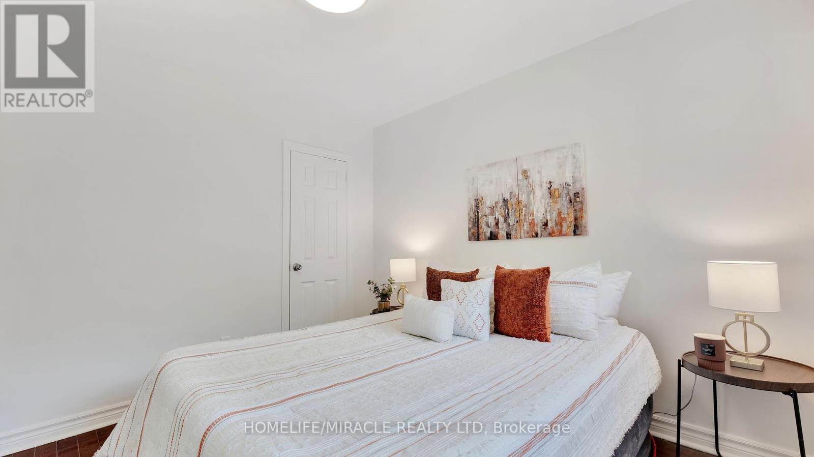 Photo 43 of 8 Hollyhedge Drive, Toronto ON