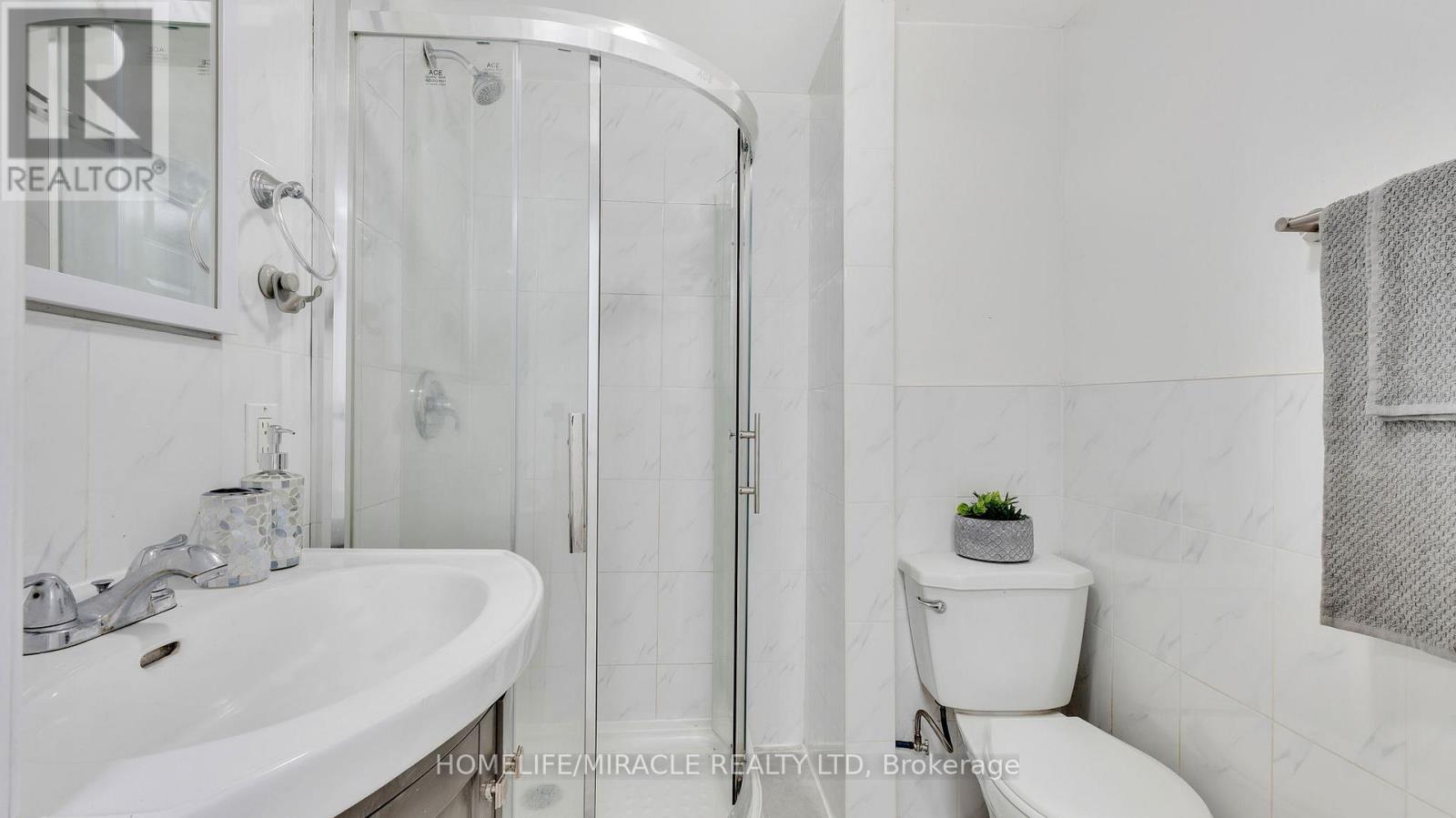 Photo 30 of 8 Hollyhedge Drive, Toronto ON