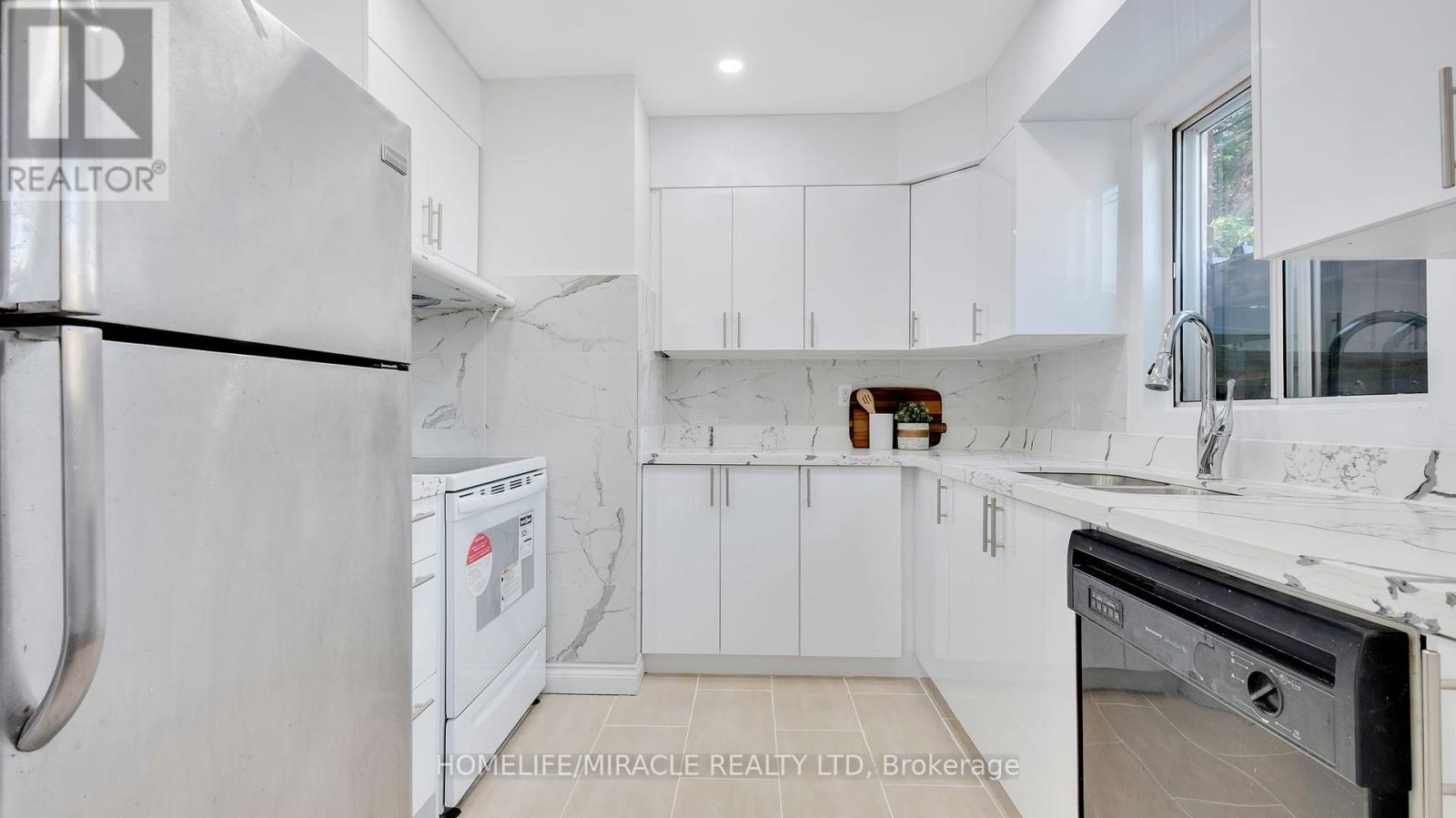 Photo 47 of 8 Hollyhedge Drive, Toronto ON