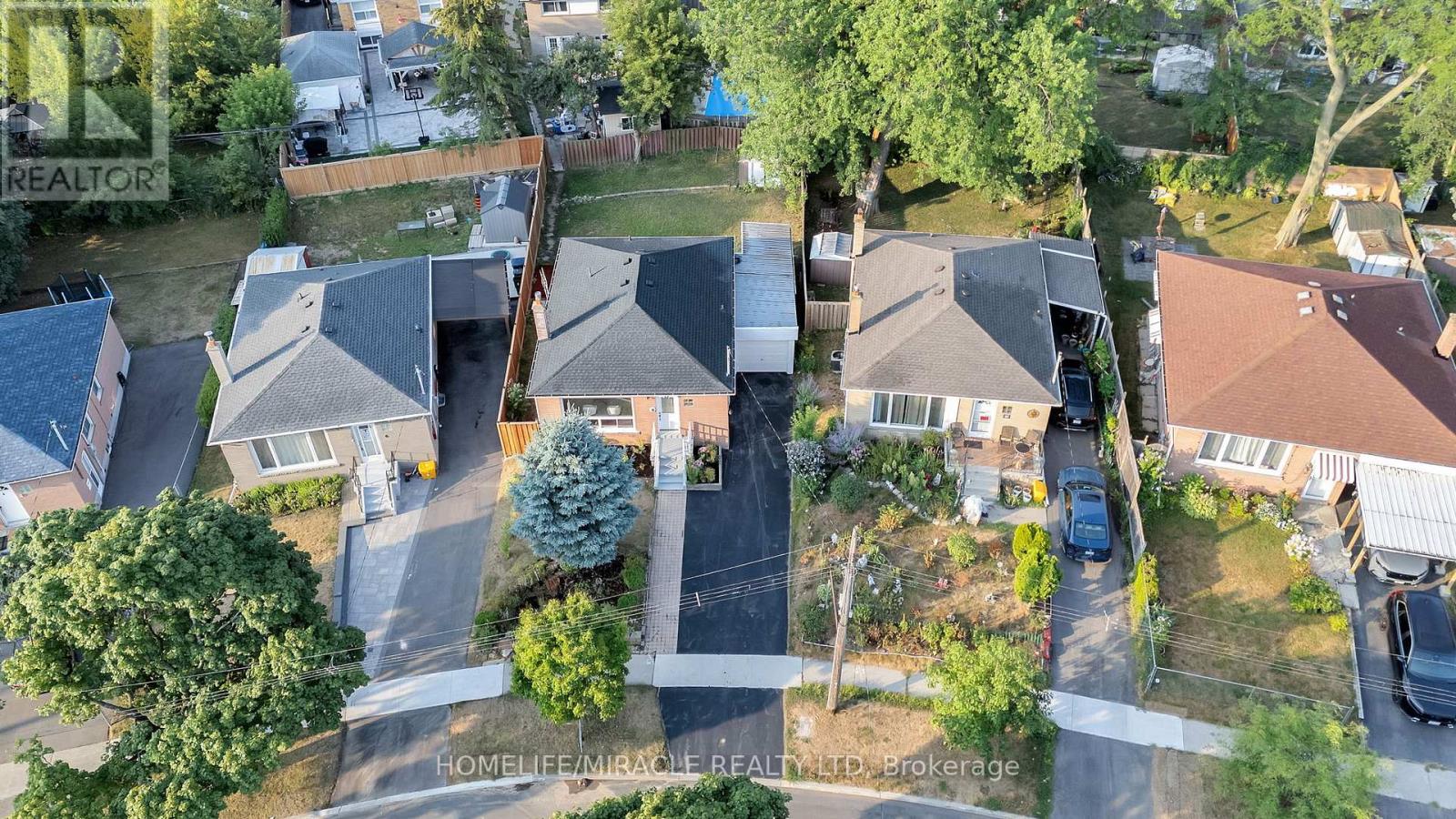 Photo 34 of 8 Hollyhedge Drive, Toronto ON